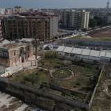Dietro l'edificio appare anche un�area verde, che non � per� possibile ammirare per intero. Ci serviamo cos� di un drone, che dal cielo permette di svelare ai nostri occhi un giardino �segreto� situato alle spalle della dimora